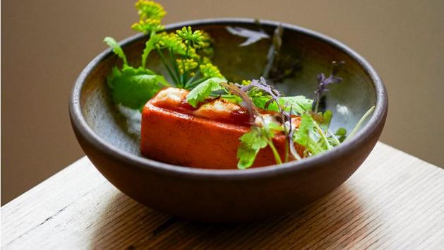 Les recettes de Mory Sacko: Pont-Neuf de patate douce, sole, pur&eacute;e d&rsquo;&eacute;pinards et quinoa po&ecirc;l&eacute;, siphon de lait ferment&eacute;