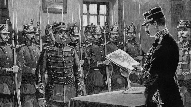 Le 12 juillet 1906, le capitaine Alfred Dreyfus est réhabilité