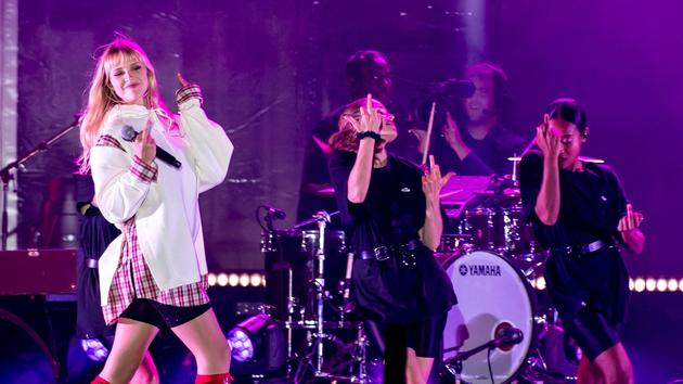 Angèle, Lous and The Yakuza... les chanteuses à la mode affichent leur féminisme