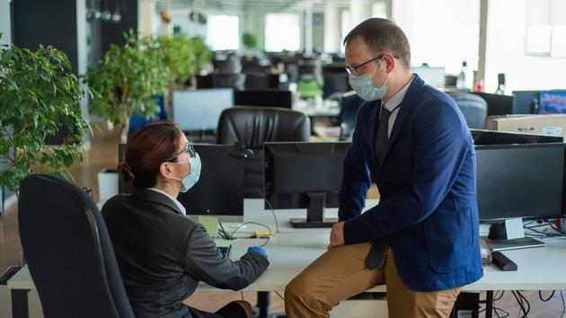 Apres Trois Mois De Teletravail Les Entreprises Battent Le Rappel