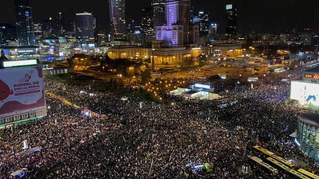 Avortement En Pologne La Greve Des Femmes Prend De L Ampleur