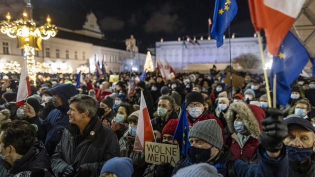 W Polsce ustawa miała na celu odrzucenie wpływowego prywatnego kanału telewizyjnego