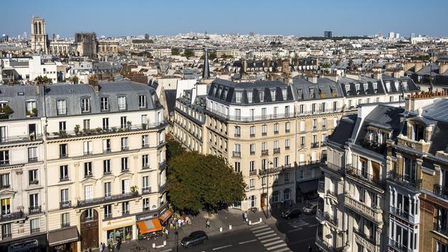 À Paris, le diagnostic de performance énergétique (DPE) de nombreux immeubles haussmanniens est souvent médiocre, notamment au niveau des toitures.