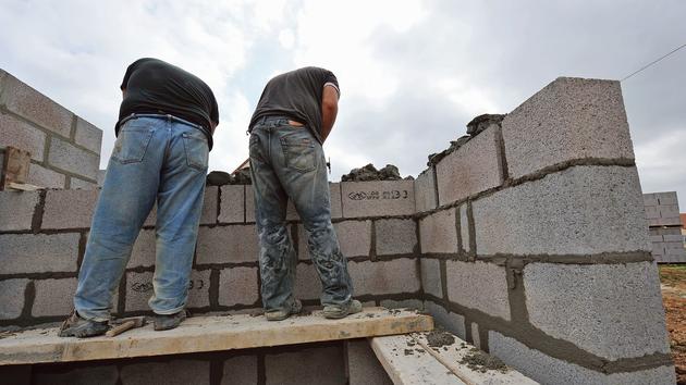 Le BTP représentait encore 13 % du produit intérieur brut (PIB) au début des années 1970, contre à peine plus de 5 % aujourd’hui.