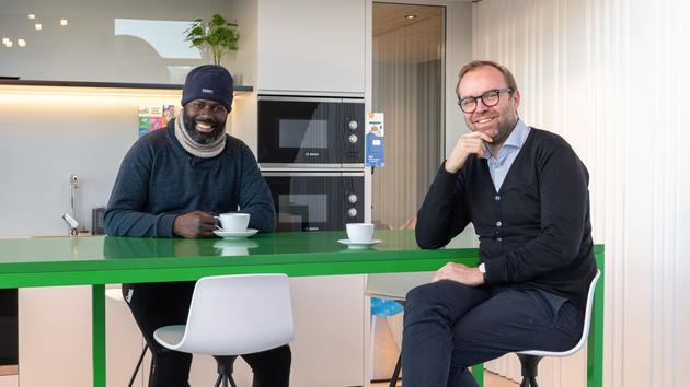 Pierre-Yves Loaëc <i>(à droite),</i> fondateur des Bureaux du cœur, et Souleymane Diarra, qui a été accueilli six mois, avant d’obtenir un logement.