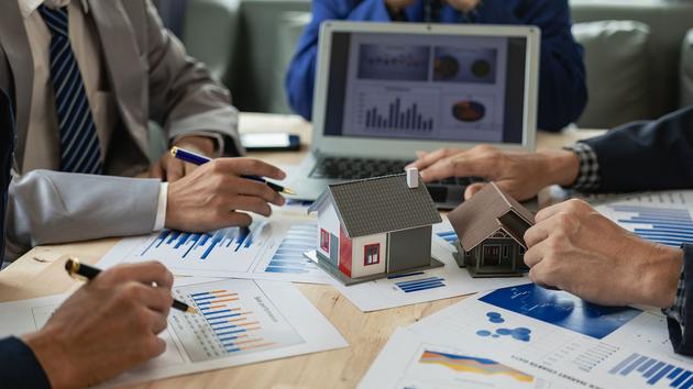 Acheter un logement coûte aujourd’hui beaucoup plus cher qu’il y a deux ans. En 2022, un appartement payé 200.000 euros revenait, coût de financement à 1 % sur 25 ans à 225 000 euros, selon le courtier Vous Financer.