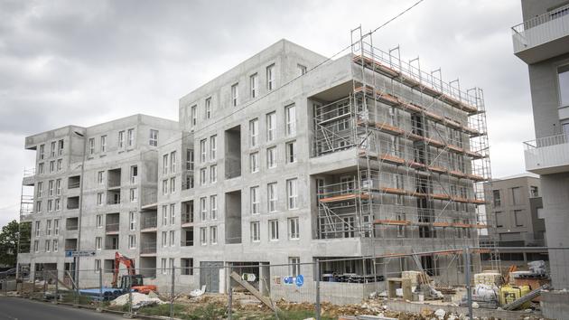 Ici un immeuble de logements en construction dans le quartier du Bras de Fer (Évry-Courcouronnes) sur lequel il n’y a aucune activité.