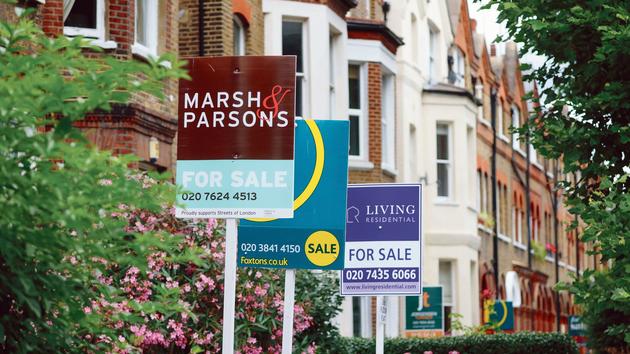 À Londres, les panneaux «À vendre» fleurissent dans le quartier de Queen’s Park. Au Royaume-Uni, fin septembre 2023, les transactions immobilières avaient chuté de 25%.