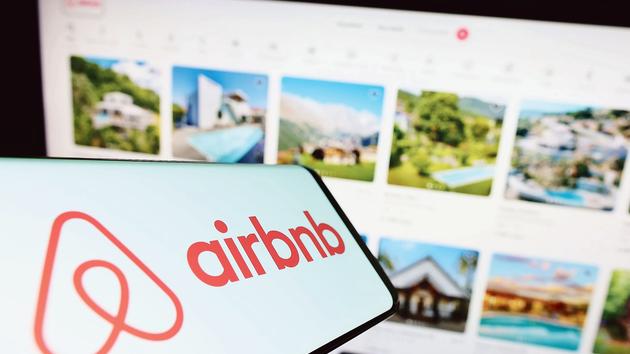 L’essor des plateformes de type Airbnb a provoqué, dans certaines villes, le basculement massif de logements vers la location touristique.
