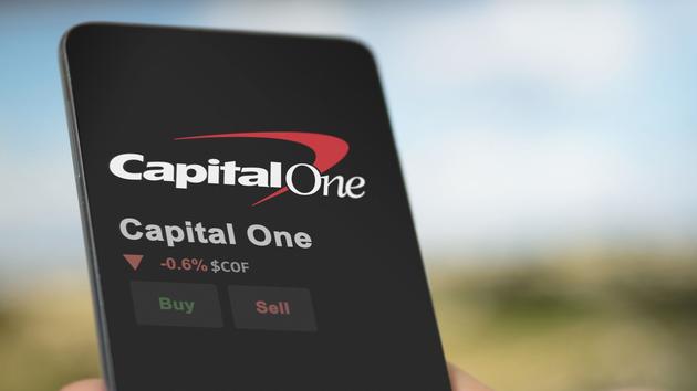 Neuvième banque américaine (avec 479 milliards d’actifs au bilan), Capital One est notamment spécialisée dans le crédit à la consommation.