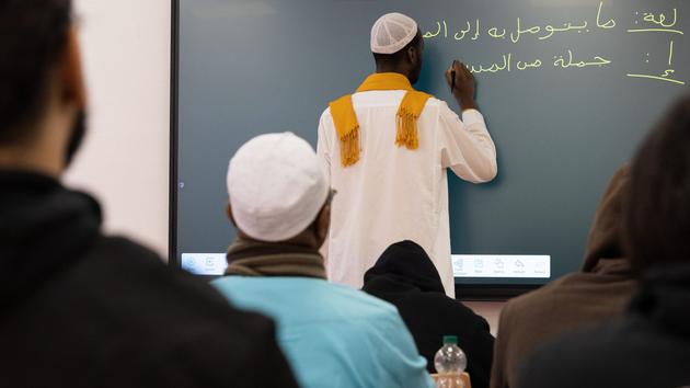 Ce samedi matin, l’imam Kalilou Sylla intervient devant une vingtaine d’élèves, d’âges, d’origines - il y a quelques convertis - et de niveaux différents.