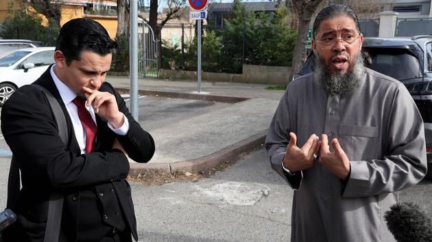L’imam Mahjoub Mahjoubi avec son avocat Samir Hamroun, mardi, à Bagnols-sur-Cèze.