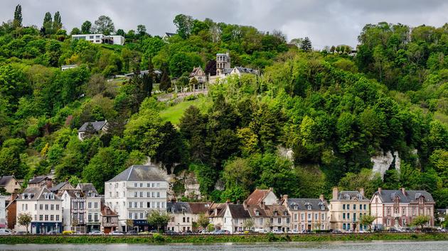 Sur les rives de la Seine à Rouen, ville de départ de la 55e Solitaire du Figaro-Paprec