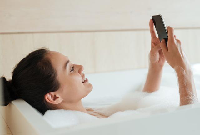 Utiliser son téléphone dans la salle de bains est dangereux