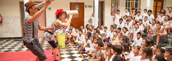 En Argentine, un cirque pour apprendre le recyclage aux enfants 