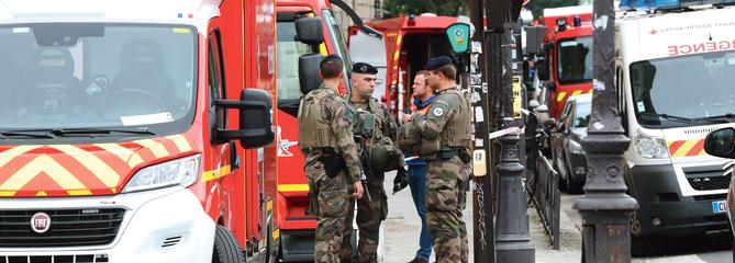 Attaque de Paris: l’enquête privilégie la piste terroriste