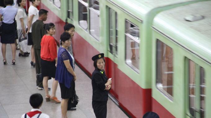 Le métro de Pyongyang compte deux lignes. D’anciennes rames du métro de Berlin y sont encore en service.