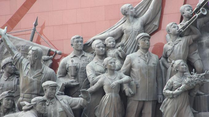 Bronzes de propagande au grand monument Mansudae, à Pyongyang.