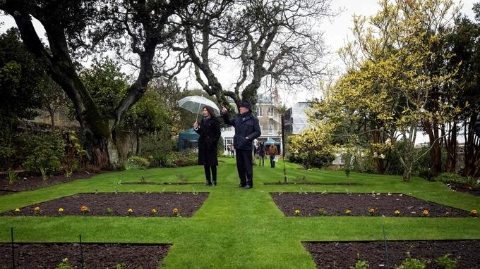 François Pinault et Anne Hidalgo dans le jardin de la maison de Hauteville House. 