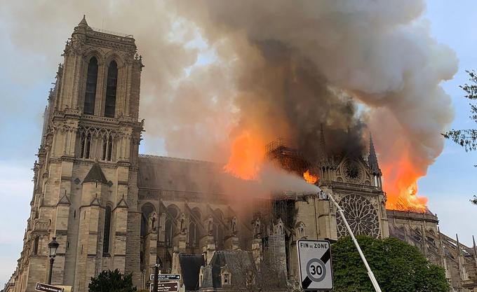 Selon les premiers témoignages, le feu a pris dans les combles, à la base de la flèche qui surmonte le transept de la cathédrale.