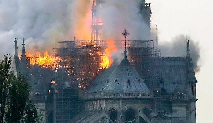 Interrogé par Reuters, un porte-parole des pompiers de Paris a fait état d’un «départ de feu dans les combles de Notre-Dame».