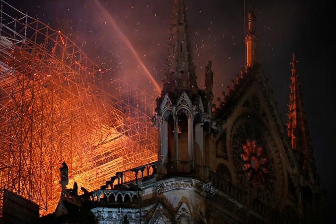 Notre Dame de Paris en flammes  XVM40998f0e-5fbb-11e9-ab8a-39d7f4136220-805x537