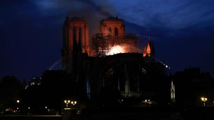 L’incendie n’était pas maîtrisé à la nuit tombée. «On n’est pas sûr de pouvoir enrayer la propagation», expliquaient les secours peu avant 22 heures.