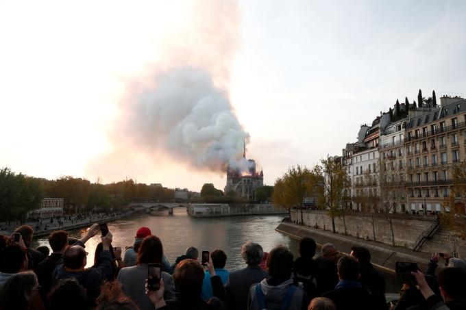 Un périmètre de sécurité très large a été constitué autour de l’île de la Cité, dont les habitants ont été évacués dans la soirée.