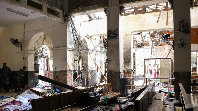 Dans l’église Saint-Anthony où des dizaines de personnes ont été tuées.