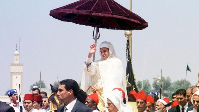 Le 30 juillet 1999, Mohammed VI devient le 23e monarque de la dynastie alaouite.
