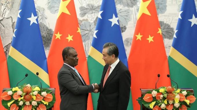 Les ministres des Affaires étrangères salomonais et chinois, le 21 septembre à Pékin.