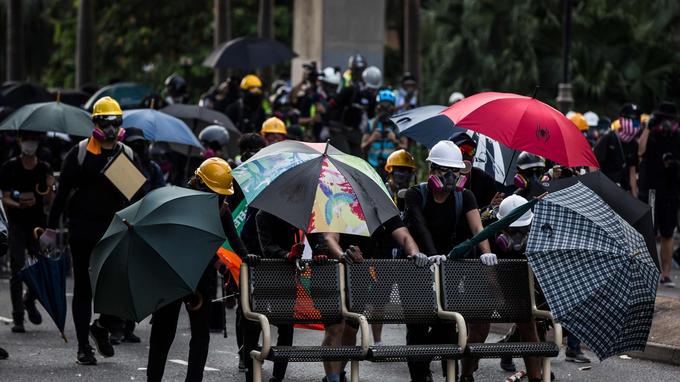 Les manifestants prodémocratie sont reconnaissables à leurs parapluies, utilisés pour se défendre des forces de l’ordre et des caméras.