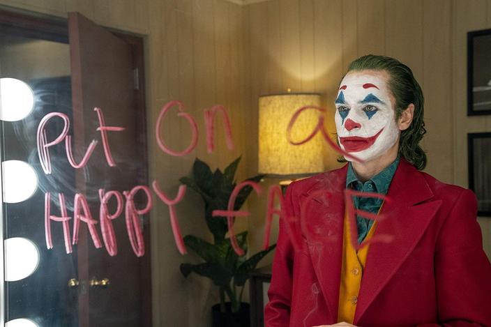 Le miroir du Joker réfléchit le sourire de l’ange de Joaquin Phoenix sur l’Amérique.