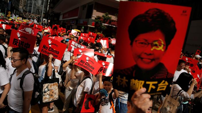 Hongkong Manifeste Massivement Contre Lextradition Vers La Chine