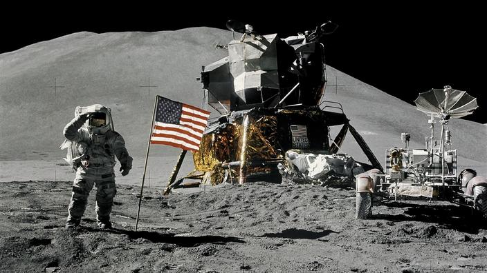 Los astronauta mandíbulas irwin en la luna en la misión Apollo 15 en 1971.