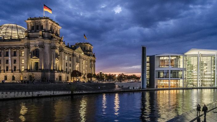 El palacio del reichstag, el parlamento alemán, y su cúpula de cristal tiene vista al río Spree.