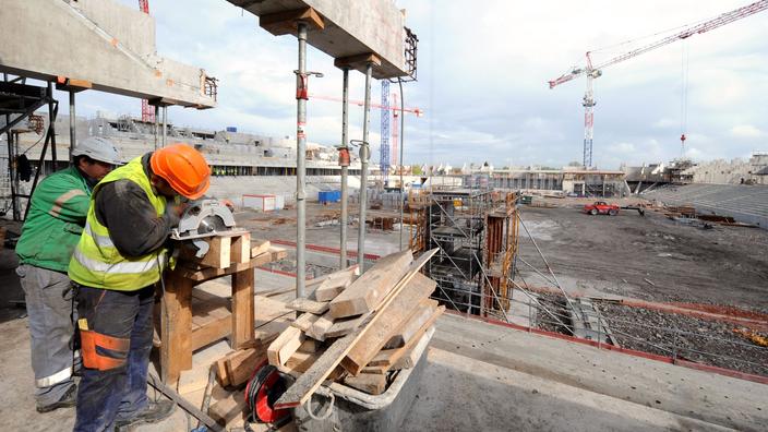 Proprietarii lucrează la 29 aprilie 2009, la Valenciennes, la construirea noului stadion Nungesser.