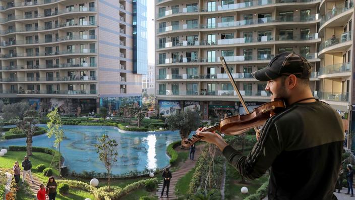 Um músico curdo toca violino para residentes confinados às suas casas. Erbil (Iraque), 17 de Março de 2020