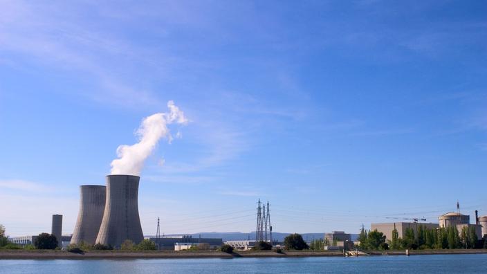 «L’atome resterait ainsi sur le bord de la route, contrairement aux énergies renouvelables telles que les énergies tirées de la biomasse, l’éolien, ou le solaire, lesquelles sont pourtant tout sauf neutres en matières premières»