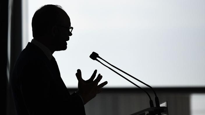 Les décisions de Macron mettent le gouvernement au pied du mur