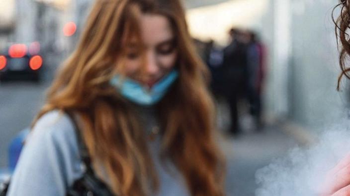 Nouvelle star des bureaux de tabac, la cigarette lectronique jetable fait  trembler le march de la vape
