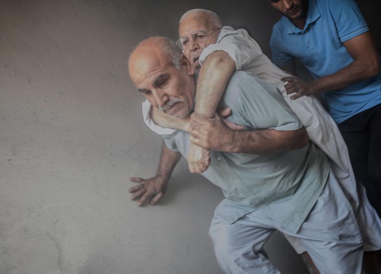 Un homme est évacué d’un immeuble à Akcale, ville turque frontalière de la Syrie, après une attaque.
