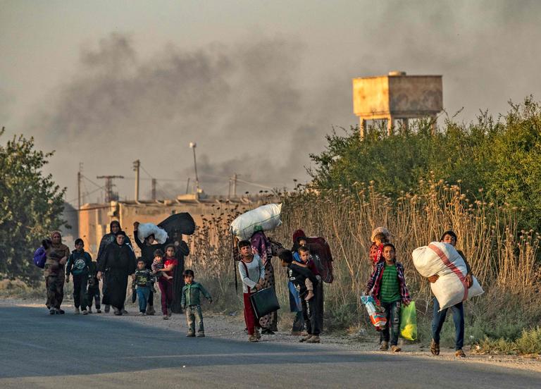 Les civils fuyaient la ville de Ras al-Ain ce mercredi 9 octobre, pour échapper aux bombardements turcs.