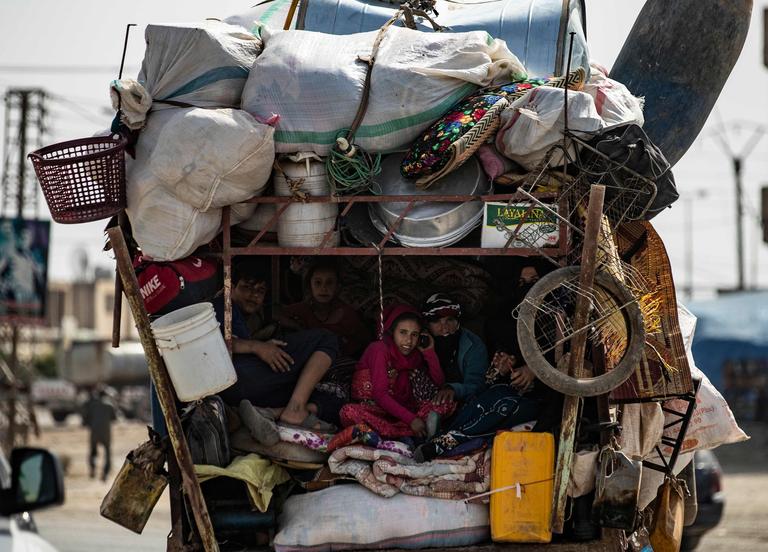 Civils arabes et Kurdes fuient Tal Abyad, suite à l’attaque militaire turque contre les zones contrôlées par les Kurdes dans le nord-est de la Syrie.