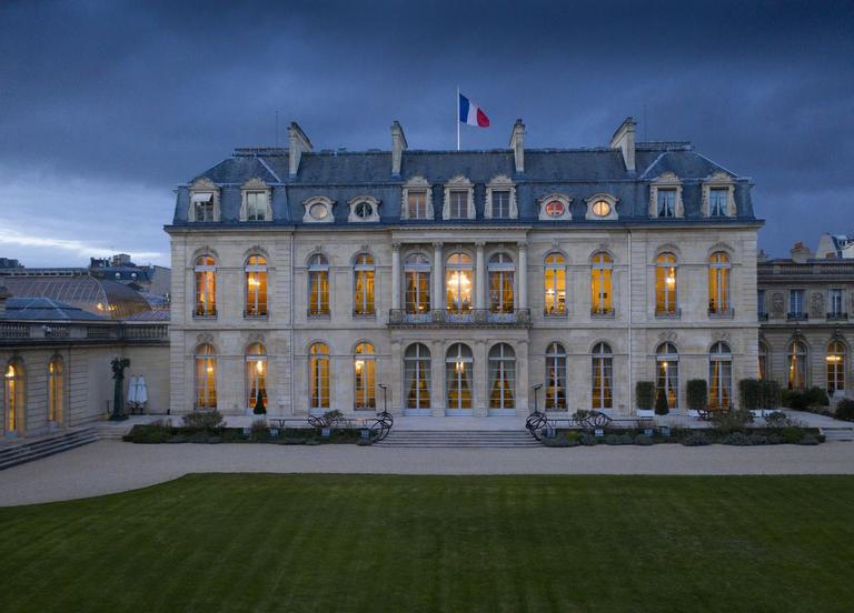 Le Palais de l’Élysée côté jardin. Les bureaux du président restent souvent éclairés la nuit.