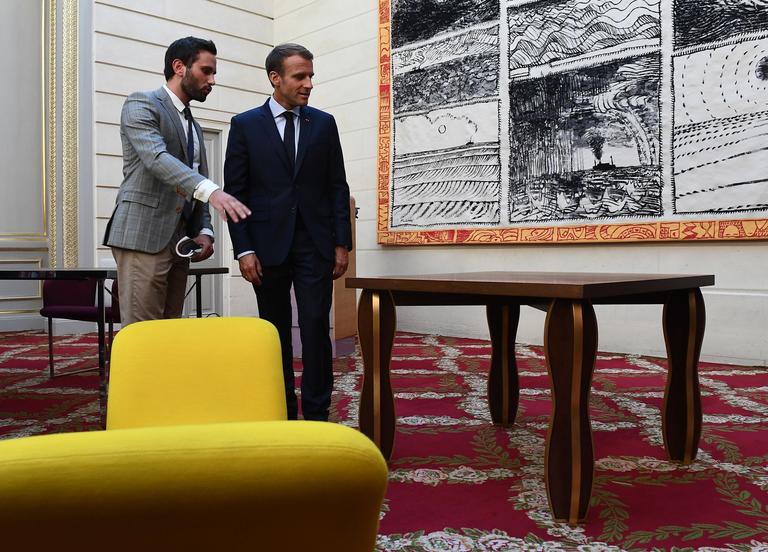 Emmanuel Macron avec un employé du Mobilier national, institution en charge des décors de la République.
