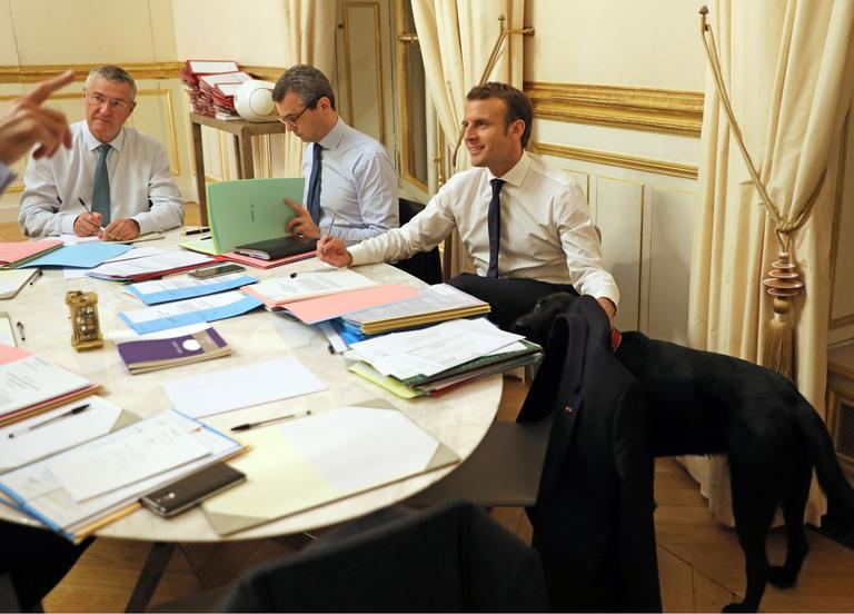 Préparation d’un conseil des ministres. À sa droite, Alexis Kohler, secrétaire général de l’Élysée.