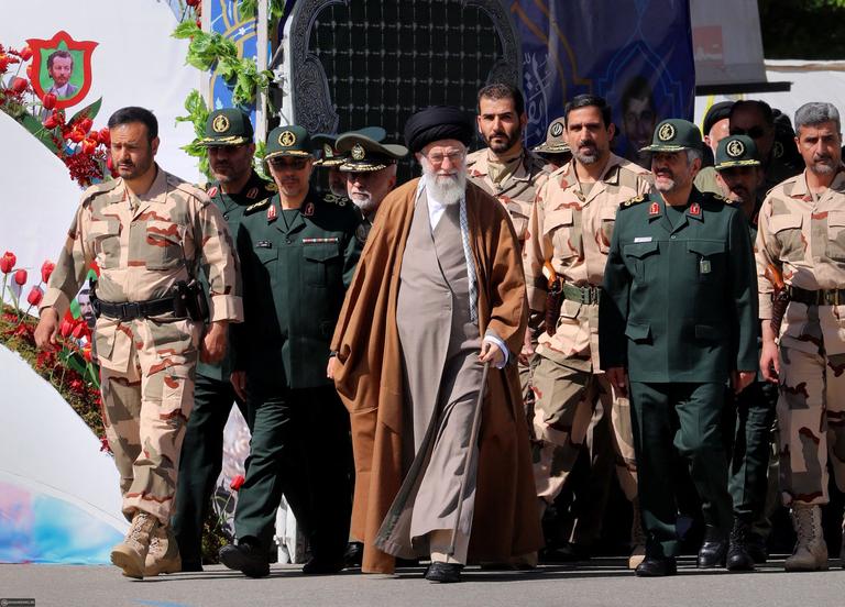Ali Khamenei s’appuie sur sa garde prétorienne des Gardiens de la révolution.