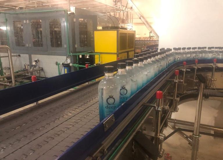 A bord du navire usine, l’eau embouteillée