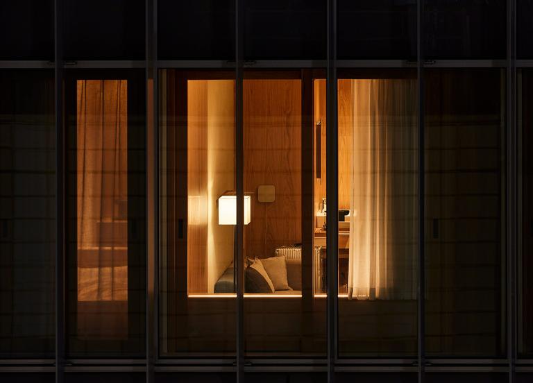 Après Shenzhen et Pékin, la marque japonaise Muji à ouvert un hôtel dans le quartier de Ginza, à Tokyo, dans un immeuble de six étages, entièrement dédié à l’enseigne.